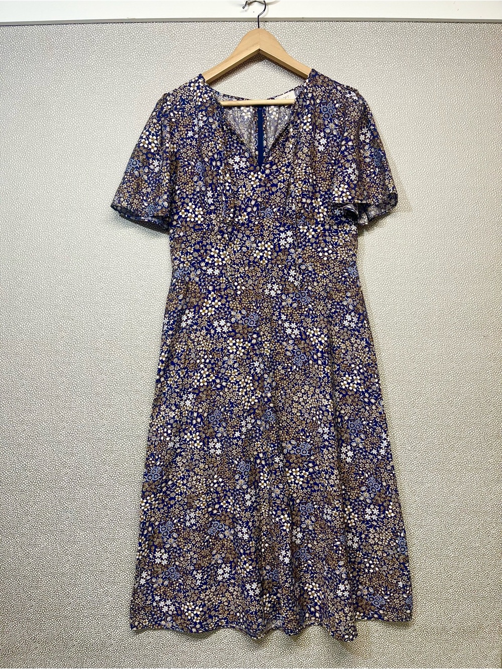 10 Loft Outlet Floral V-Neck Midi Dress Navy and Cream